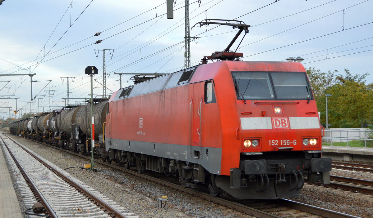 DB Cargo AG [D] mit  152 156-6  [NVR-Nummer: 91 80 6152 156-6 D-DB] und Kesselwagenzug am 25.10.21 Durchfahrt Bf. Golm (Potsdam).