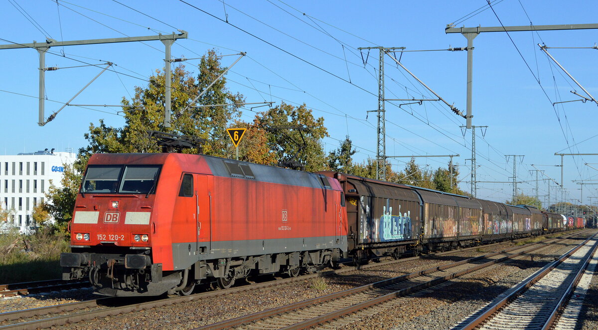 DB Cargo AG [D] mit  152 120-2  [NVR-Nummer: 91 80 6152 120-2 D-DB] und einem sehr langen gemischten Güterzug am 28.10.21 Durchfahrt Bf. Golm (Potsdam).