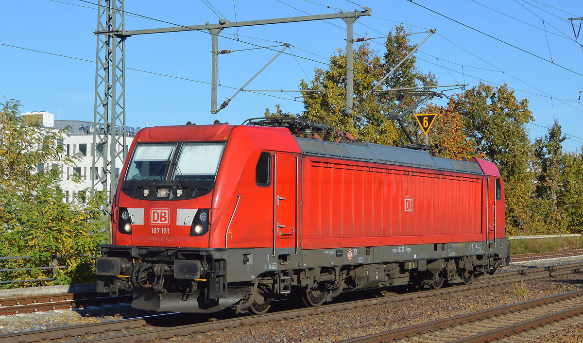 DB Cargo AG [D] mit  187 161  [NVR-Nummer: 91 80 6187 161-5 D-DB] am 28.10.21 Durchfahrt Bf. Golm (Potsdam).