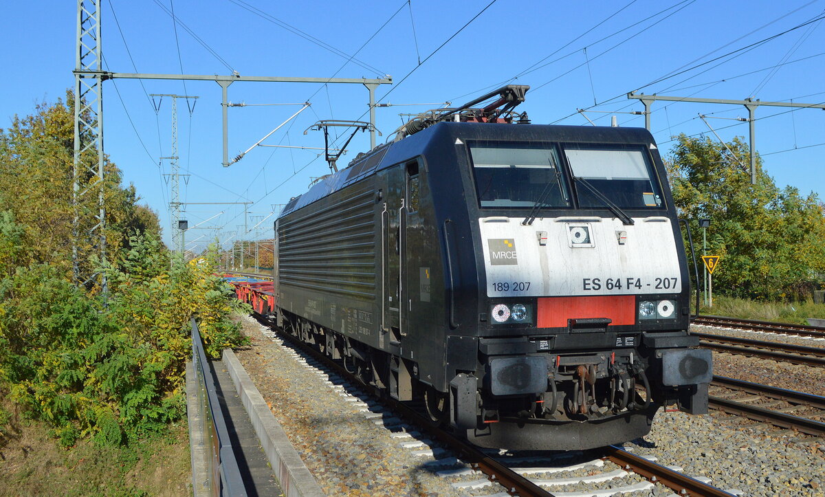DB Cargo AG [D] mit der angemieteten MRCE Dispo  ES 64 F4-207  [NVR-Nummer: 91 80 6189 207-4 D-DISPO] und schwach ausgelastetem KLV-Zug am 28.10.21 Durchfahrt BF. Golm (Potsdam). 