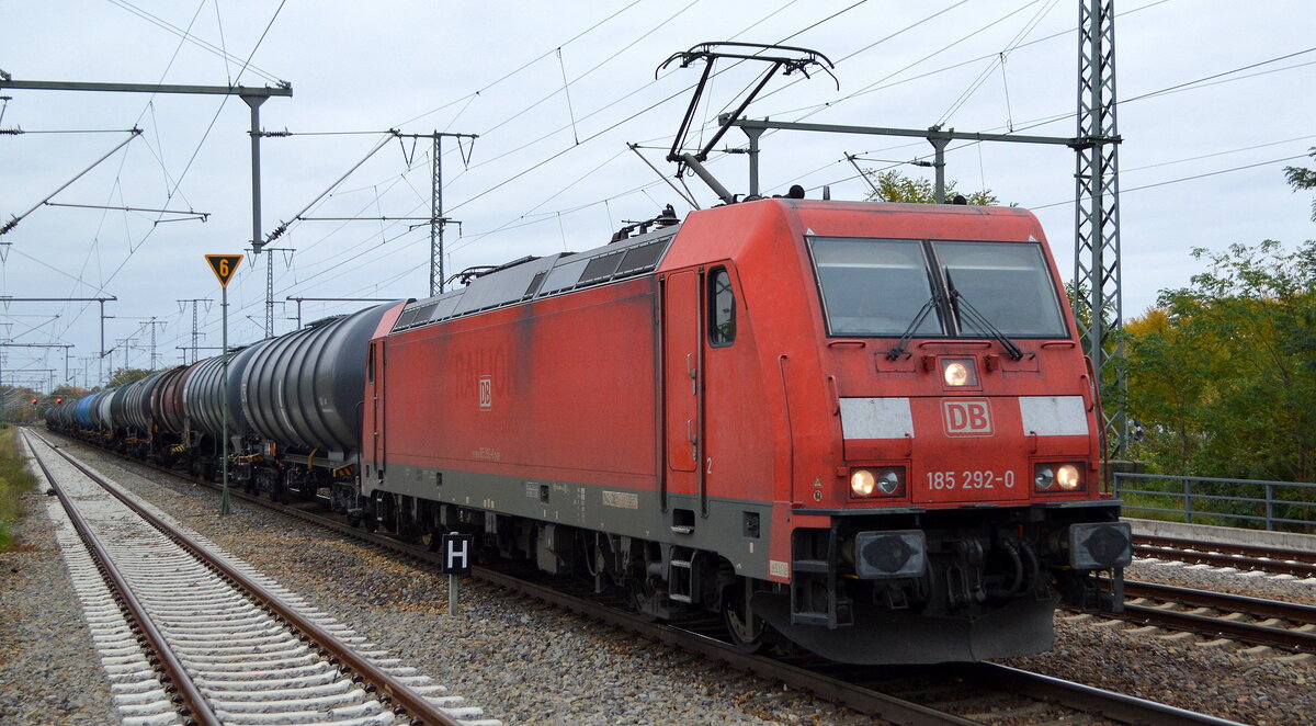 DB Cargo AG [D] mit  185 292-0  [NVR-Nummer: 91 80 6185 292-0 D-DB] und Kesselwagenzug am 27.10.21 Durchfahrt Bf. Golm (Potsdam).