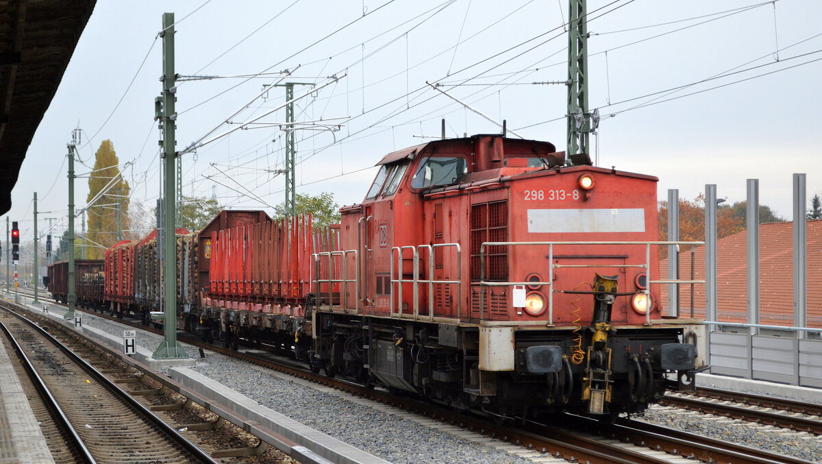 DB Cargo AG (D) mit  298 313-8  [NVR-Nummer: 98 80 3298 313-8 D-DB] und einigen Güterwagen im Übergabeverkehr am 01.11.21 Berlin Karow.