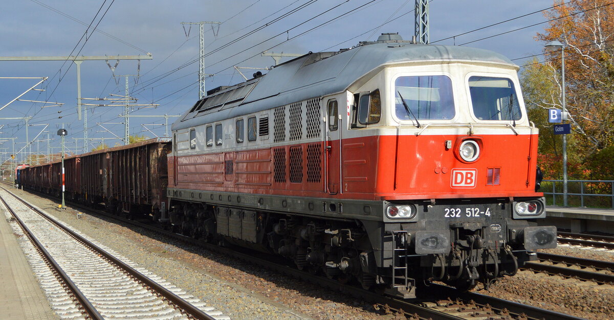 DB Cargo AG (D) mit  232 512-4  (NVR-Nummer  92 80 1232 512-4 D-DB ) und einem Ganzzug offener Drehgestell-Güterwagen und hinten dran eine 298ér am 03.11.21 Durchfahrt Bf. Golm (Potsdam).