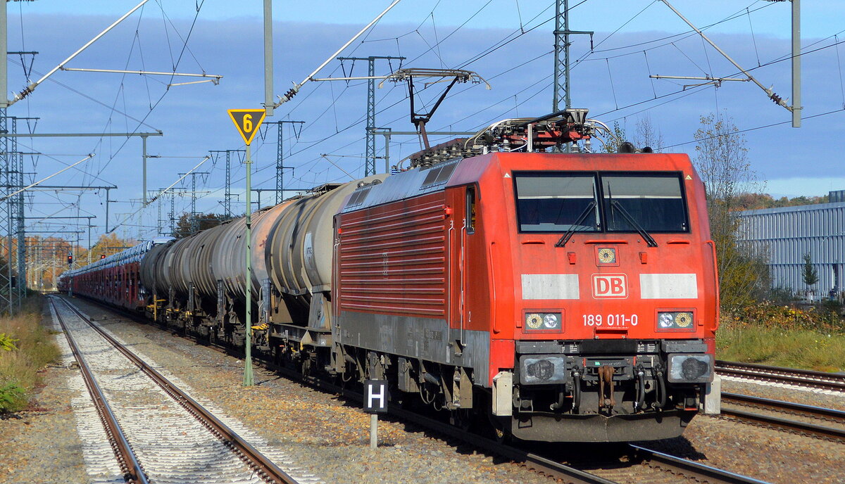 DB Cargo AG [D] mit  189 011-0  [NVR-Nummer: 91 80 6189 011-0 D-DB] und gemischtem Güterzug am 03.11.21 Durchfahrt Bf. Golm (Potsdam).