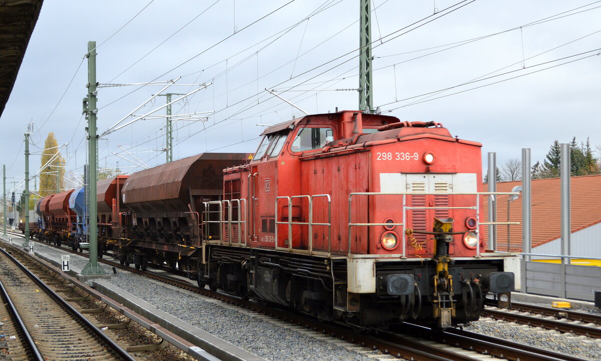 DB Cargo AG (D) mit  298 336-9  [NVR-Nummer: 98 80 3298 336-9 D-DB] und Schotterwagen am 08.11.21 Berlin Karow. 