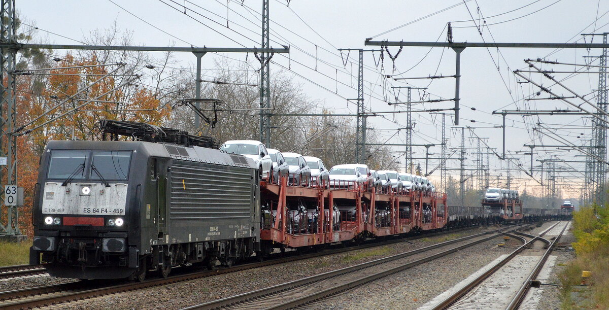 DB Cargo AG [D] mit der angemieteten polnischen MRCE Dispo  ES 64 F4-459  [NVR-Nummer: 91 51 5170 033-2 PL-DISPO] und einem PKW-Transportzug Richtung Frankfurt/Oder weiter nach Polen am 11.11.21 Durchfahrt Bf. Golm.
