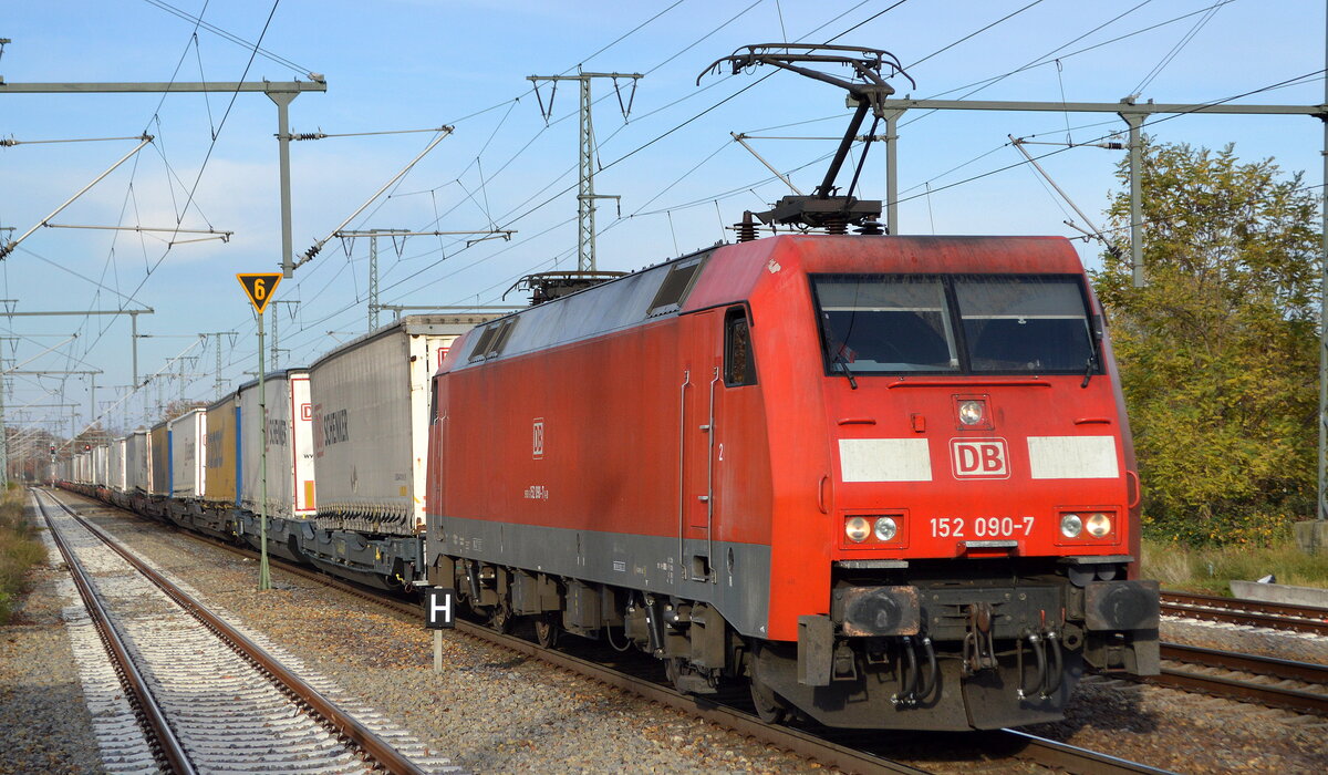 DB Cargo AG [D] mit  152 090-7  [NVR-Nummer: 91 80 6152 090-7 D-DB] und KLV-Zug am 10.11.21 Durchfahrt Bf. Golm.