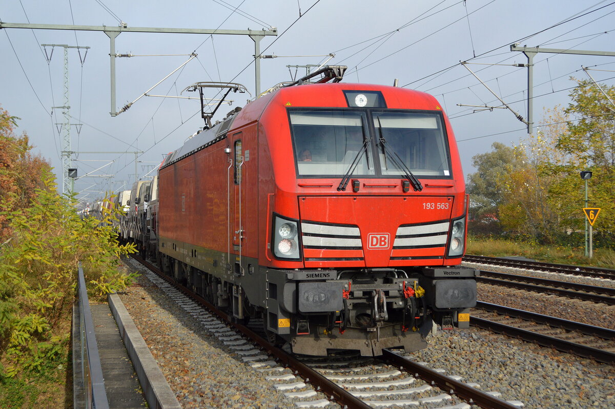 DB Cargo AG [D] mit  193 563  [NVR-Nummer: 91 80 6193 563-4 D-DB] und einem Nutzfahrzeug-Transortzug mit VW-Fahrzeugen aus polnischer Produktion am 11.11.21 Durchfahrt Bf. Golm.