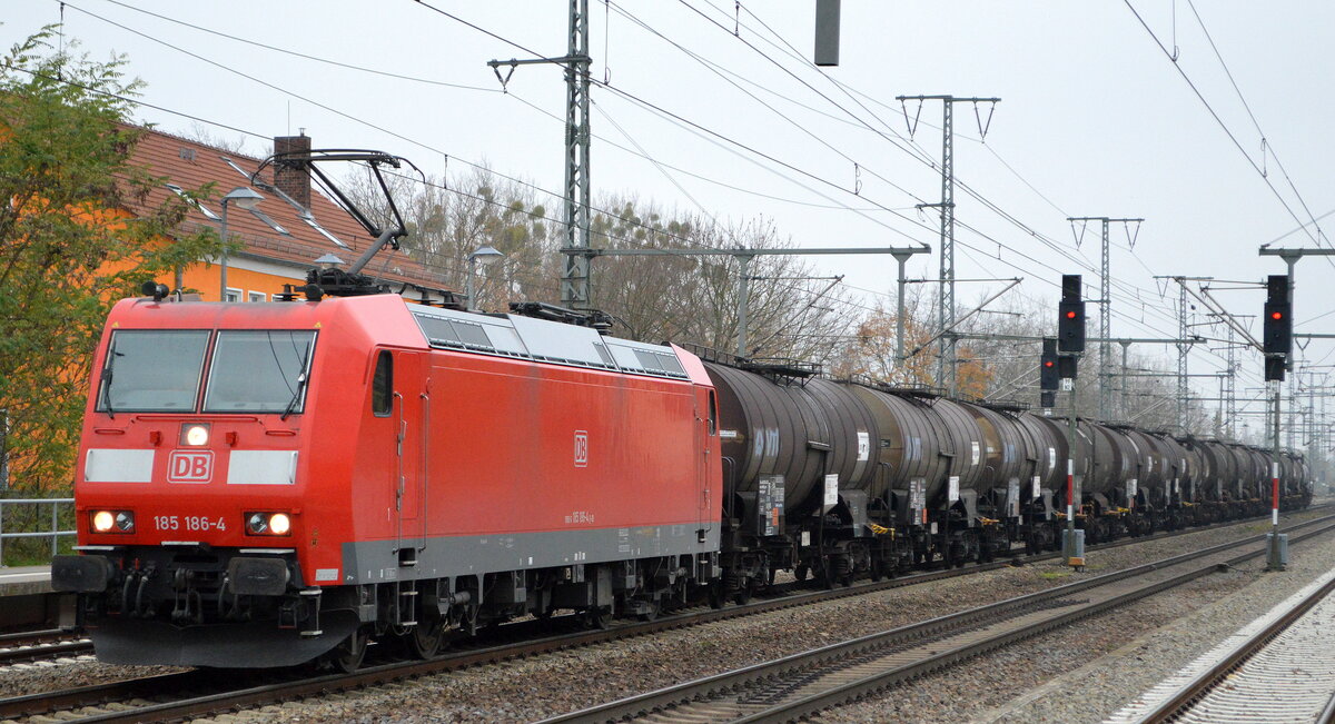 DB Cargo AG [D] mit  185 186-4  [NVR-Nummer: 91 80 6185 186-4 D-DB] und Kesselwagenzug am 16.11.21 Durchfahrt Bf. Golm.
