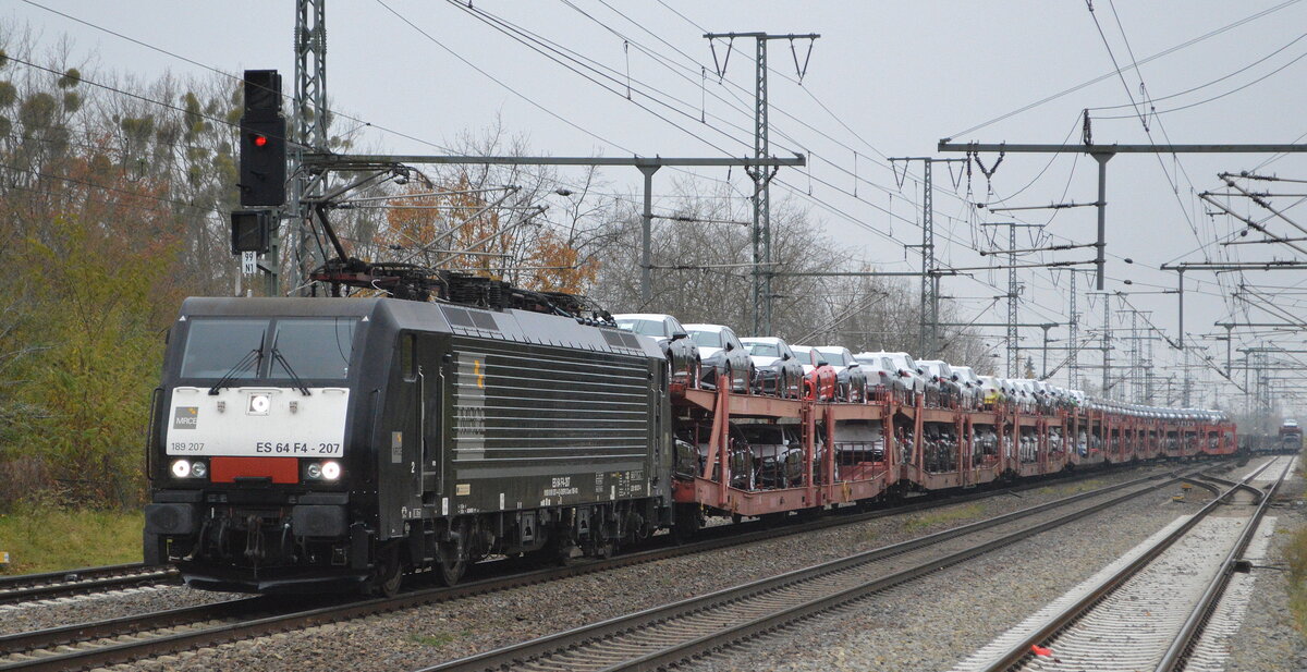 DB Cargo AG [D] mit der MRCE Dispo  ES 64 F4-207  [NVR-Nummer: 91 80 6189 207-4 D-DISPO] und PKW-Transportzug Richtung Frankfurt/Oder am 16.11.21 Durchfahrt Bf. Golm.