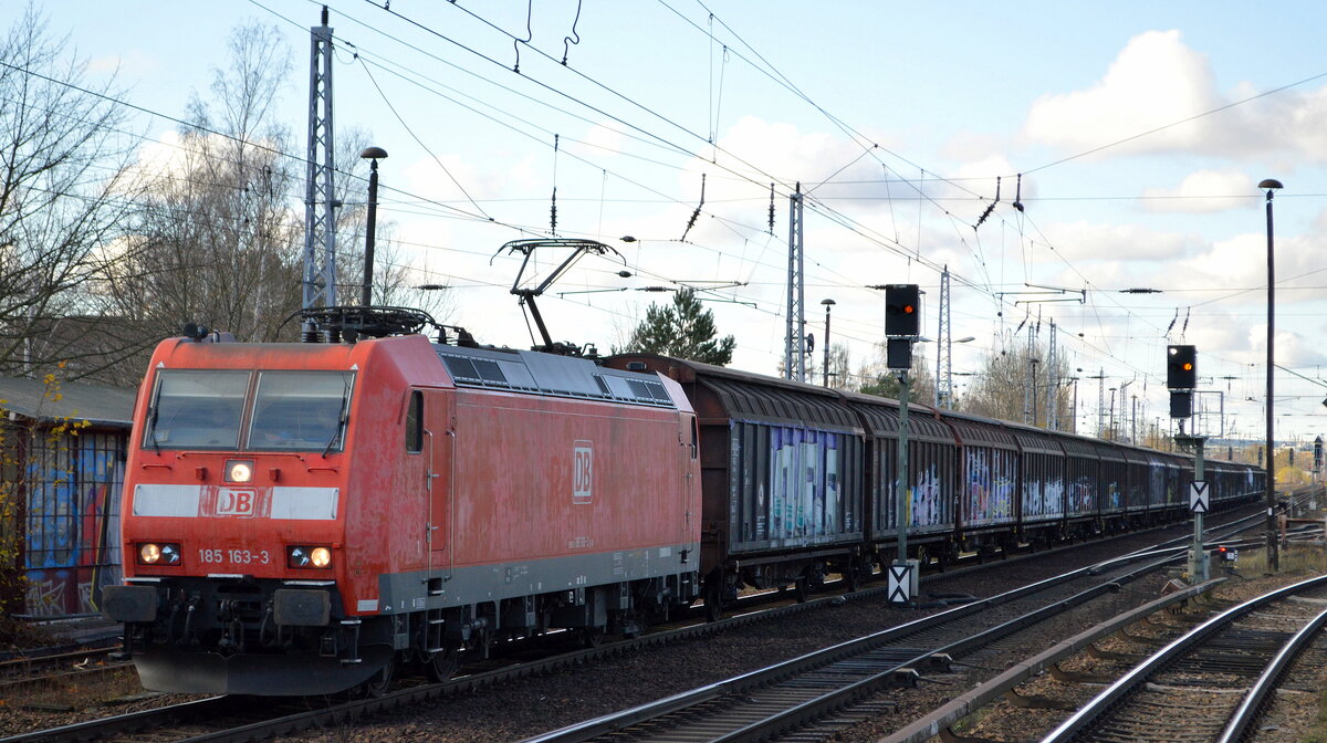 DB Cargo AG [D] mit  185 163-3  [NVR-Nummer: 91 80 6185 163-3 D-DB] und einem Ganzzug Schiebewandwagen Richtung Frankfurt/Oder am 22.06.21 Berlin Hirschgarten.