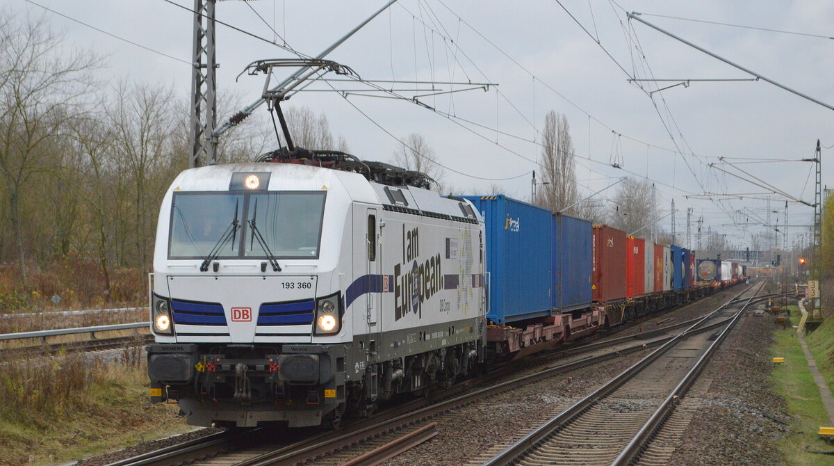 DB Cargo AG [D] mit  193 360  [NVR-Nummer: 91 80 6193 360-5 D-DB] und Containerzug am 24.11.21 Durchfahrt Bf. Berlin-Hohenschönhausen.