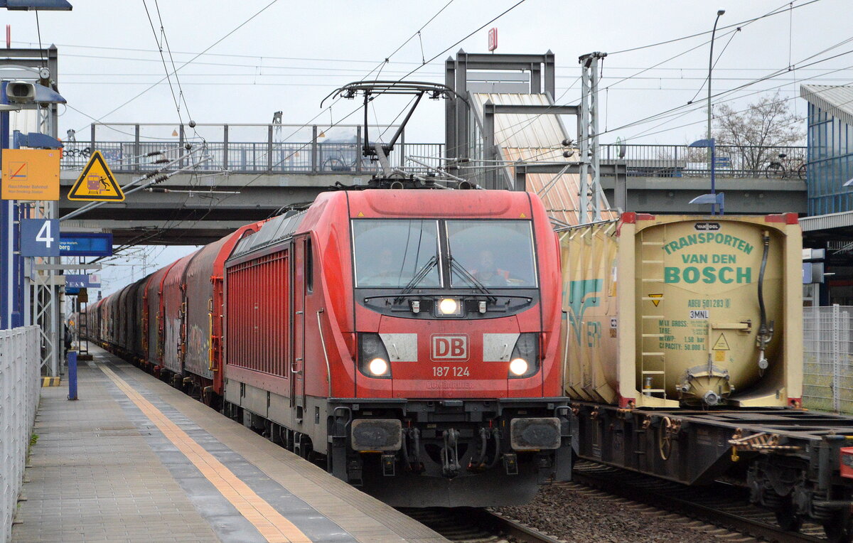 DB Cargo AG [D] mit  187 124  [NVR-Nummer: 91 80 6187 124-3 D-DB] und gemischtem Güterzug am 24.11.21 Durchfahrt Bf. Berlin-Hohenschönhausen Richtung Ziltendorf (EKO)