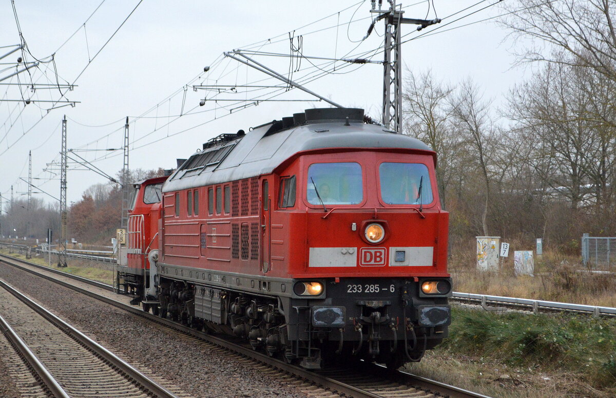 DB Cargo AG (D) mit einem Lokzug mit  233 285-6  [NVR-Nummer: 92 80 1233 285-6 D-DB] mit  362 600-9  (NVR:  9880 3 362 600-9 D-DB ) am Haken am 14.12.21 Durchfahrt Bf. Berlin Hohenschönhausen.  
