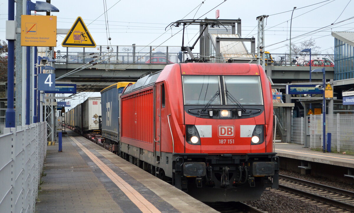 DB Cargo AG [D] mit  187 151  [NVR-Nummer: 91 80 6187 151-6 D-DB] und KLV-Zug am 14.12.21 Durchfahrt Bf. Berlin-Hohenschönhausen.