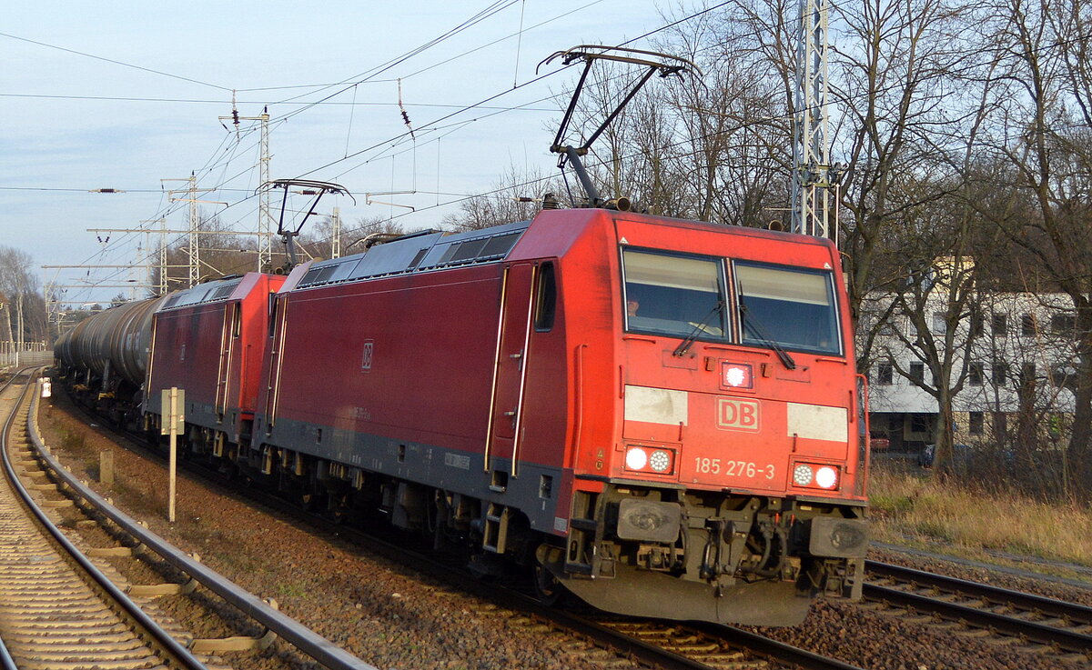 DB Cargo AG [D] mit der Doppeltraktion  185 276-3  [NVR-Nummer: 91 80 6185 276-3 D-DB] +  185 249-0  [NVR-Nummer: 91 80 6185 249-0 D-DB] und Kesselwagenzug (Benzin) am 22.12.21 Berlin-Buch.