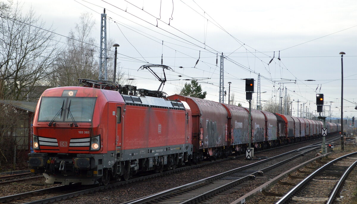 DB Cargo AG [D] mit  193 383  [NVR-Nummer: 91 80 6193 383-7 D-DB] und langem Coilzug aus Seddin Richtung Ziltendorf/EKO am 03.01.22 Berlin Hirschgarten.