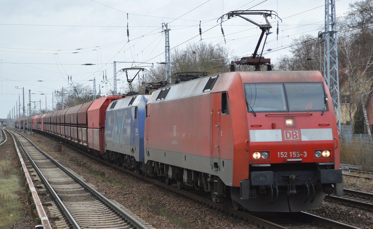 DB Cargo AG [D] mit der Doppeltraktion  152 153-3  [NVR-Nummer: 91 80 6152 153-3 D-DB] +   152 135-0  [NVR-Nummer: 91 80 6152 135-0 D-DB] mit dem leeren Erzzug aus Ziltendorf/EKO Richtung Hamburg am 03.01.21 Berlin Hirschgarten.