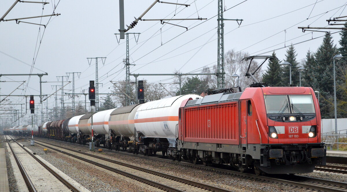 DB Cargo AG [D] mit  187 193  [NVR-Nummer: 91 80 6187 193-8 D-DB] und einem langen gemischtem Güterzug am 11.01.22 Durchfahrt Bf. Golm.