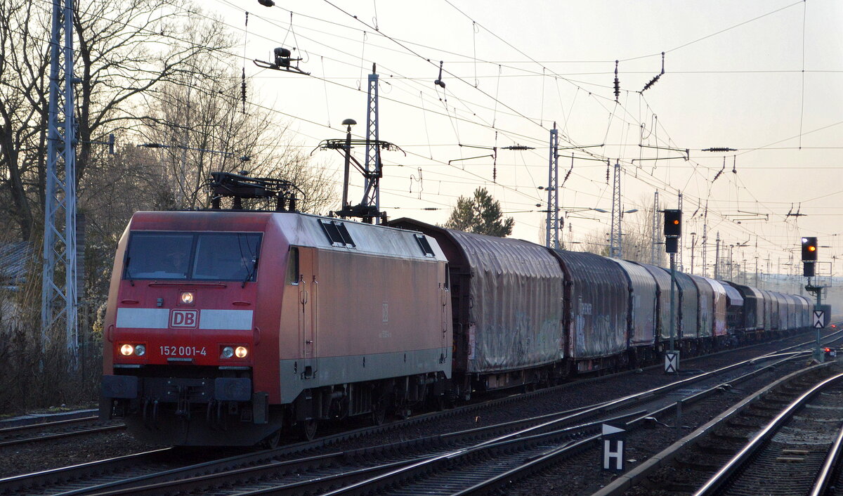 DB Cargo AG [D] mit der aller Ersten 152ér der  152 001-4  [NVR-Nummer: 91 80 6152 001-4 D-DB] und gemischtem Güterzug am 11.01.22 Richtung Ziltendorf/EKO  in Berlin Hirschgarten.