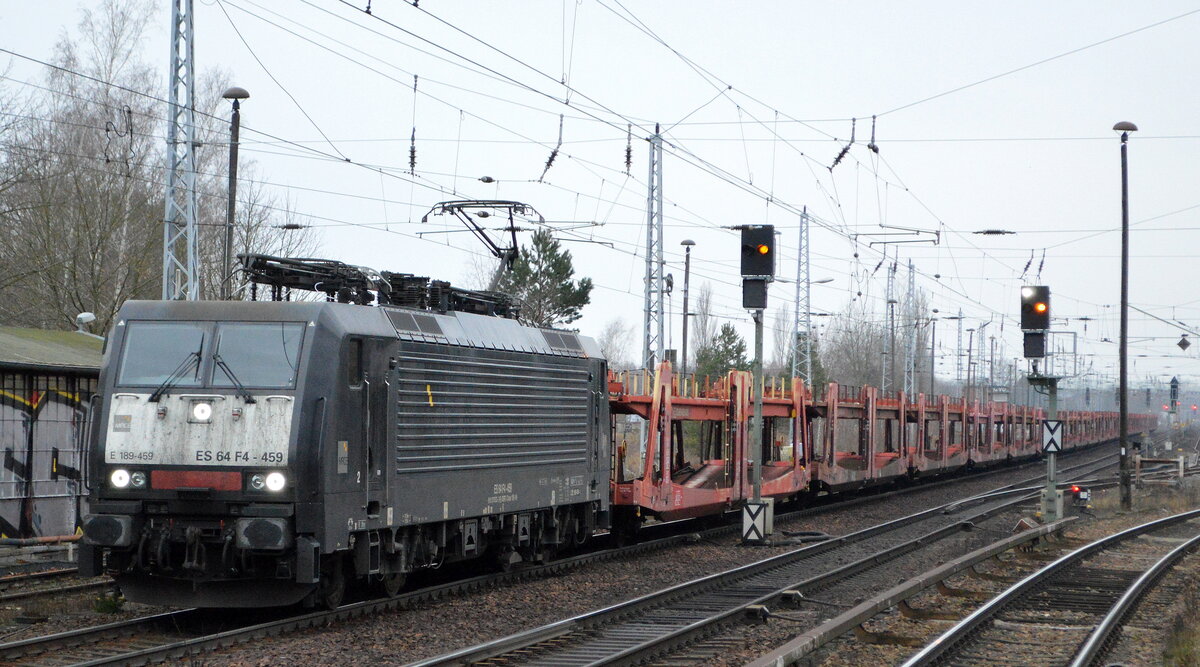 DB Cargo AG [D] mit der polnischen MRCE Dispo  ES 64 F4-459   [NVR-Nummer: 91 51 5170 033-2 PL-DISPO] und ein PKW-Transportzug (leer) Richtung Frankfurt/Oder am 14.01.22 Berlin Hirschgarten. 