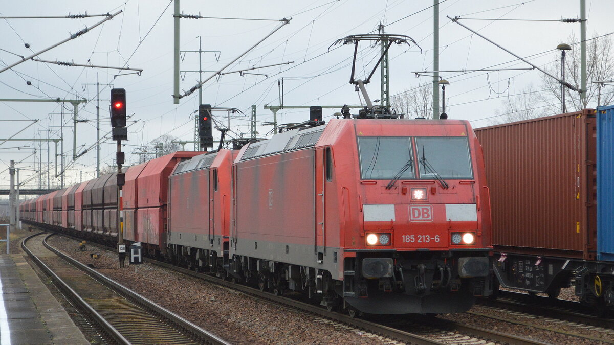 DB Cargo AG [D] mit der Doppeltraktion  185 213-6  [NVR-Nummer: 91 80 6185 213-6 D-DB] +  185 270-6  [NVR-Nummer: 91 80 6185 270-6 D-DB] mit dem Erzzug aus Hamburg Richtung Ziltendorf/EKO am 15.01.22 Durchfahrt Bf. Flughafen BER Terminal 5.