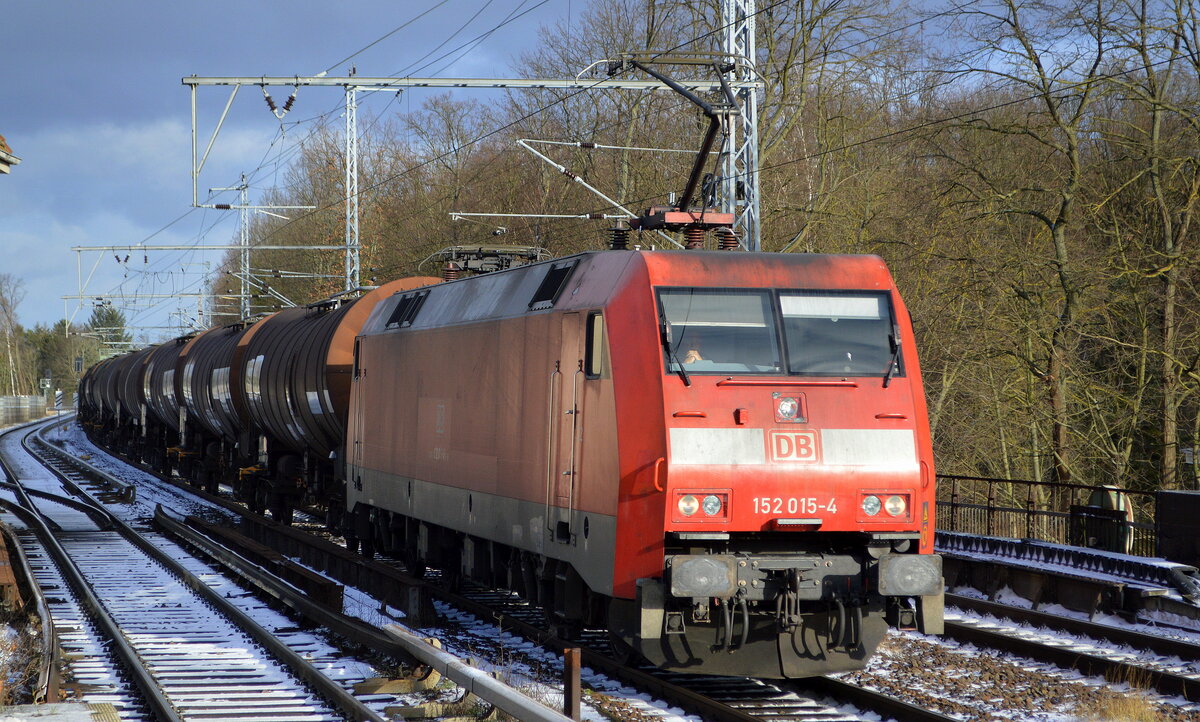 DB Cargo AG [D] mit  152 015-4  [NVR-Nummer: 91 80 6152 015-4 D-DB] und Kesselwagenzug (für Benzol) am 20.01.22 Berlin Buch.