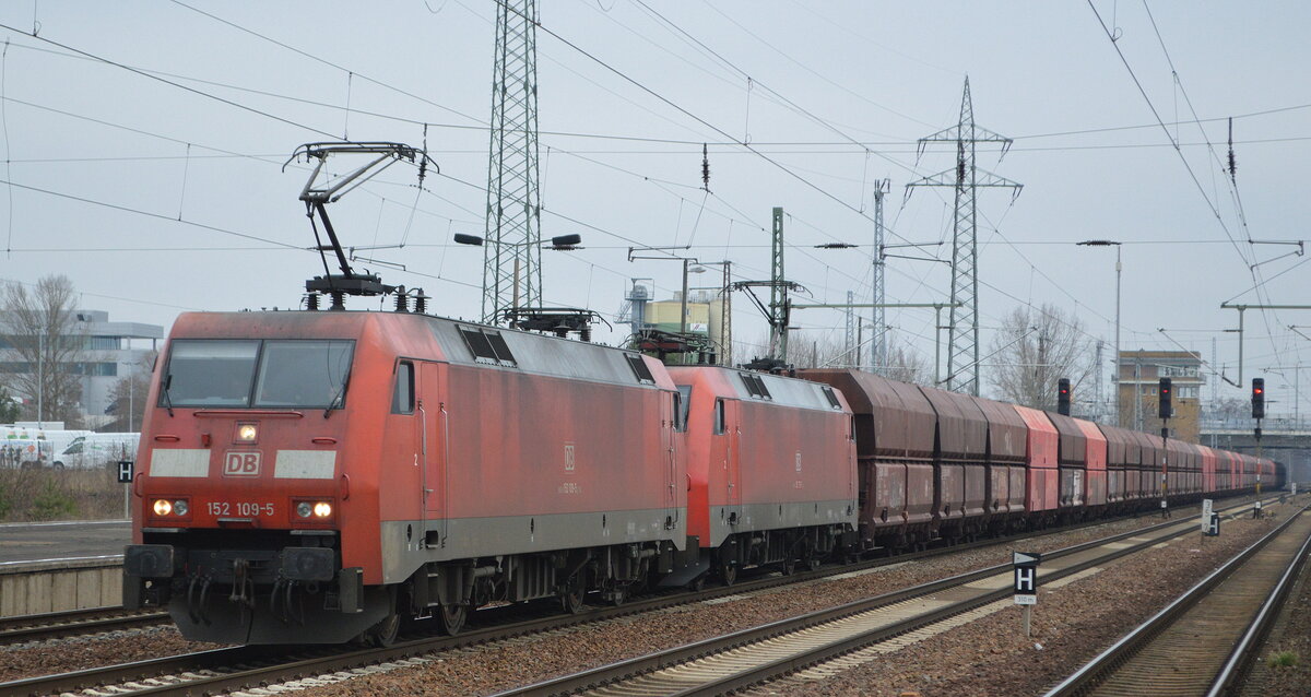 DB Cargo AG [D]  mit der Doppeltraktion  152 109-5  [NVR-Nummer: 91 80 6152 109-5 D-DB] +  152 170-7  [NVR-Nummer: 91 80 6152 170-7 D-DB] mit dem Erzzug (leer) aus Ziltendorf EKO Richtung Hamburg am 19.01.22 Durchfahrt Bf. Flughafen BER Terminal 5.