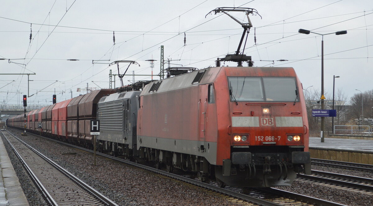 DB Cargo AG [D] mit der ungewöhnlichen Doppeltraktion  152 066-7  [NVR-Nummer: 91 80 6152 066-7 D-DB] +  ES 64 F4-459  [NVR-Nummer: 91 51 5170 033-2 PL-DISPO] mit dem Erzzug (leer) Richtung Hamburg am 26.01.22  bei der Durchfahrt Bf. Flughafen BER - Terminal 5. 