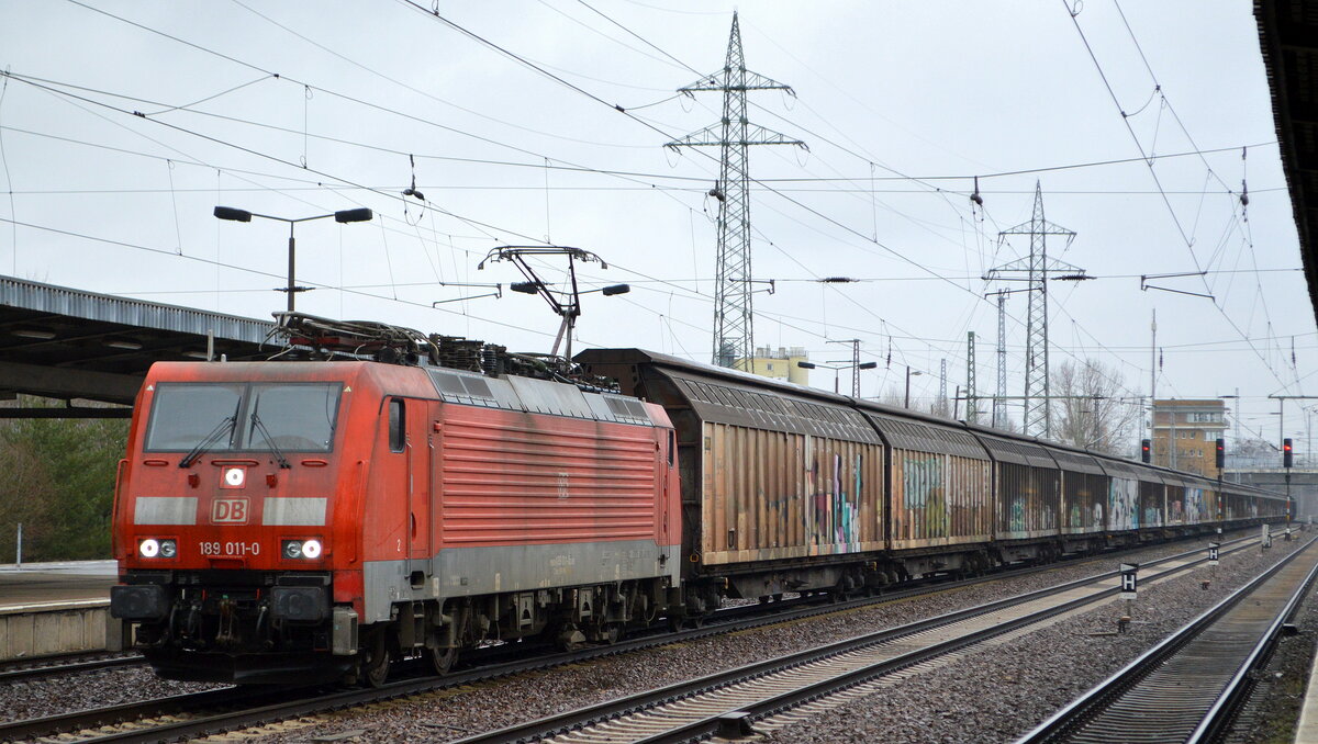 DB Cargo AG [D] mit  189 011-0  [NVR-Nummer: 91 80 6189 011-0 D-DB] und einem Ganzzug Schiebewandwagen am 26.01.22 bei der Durchfahrt Bf. Flughafen BER - Terminal 5.