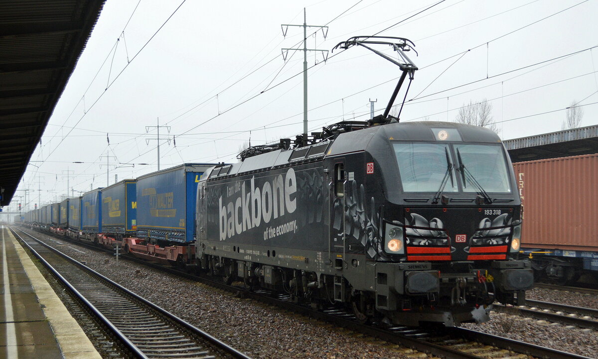 DB Cargo AG [D] mit  193 318  [NVR-Nummer: 91 80 6193 318-3 D-DB] und KLV-Zug Richtung Rostock-Seehafen am 27.01.22 bei der Durchfahrt Bf. Flughafen BER - Terminal 5.
