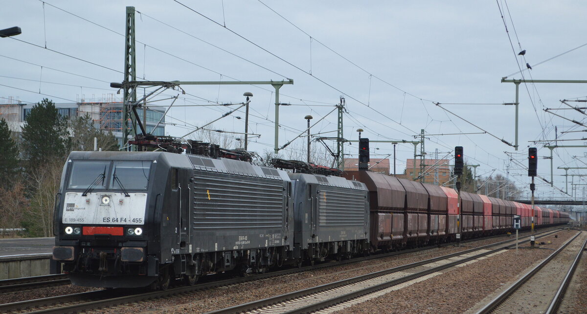DB Cargo AG [D] mit Doppeltraktion polnischer MRCE Dispo 189ér   ES 64 F4-455  [NVR-Nummer: 91 51 5170 029-0 PL-DISPO] +   ES 64 F4-458  [NVR-Nummer: 91 51 5170 032-4 PL-DISPO] mit der Erzzug aus Hamburg Richtung Ziltendorf EKO am 09.02.22 Durchfahrt Bf. Flughafen BER - Terminal 5.