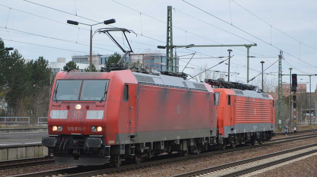 DB Cargo AG [D] mit  185 076-7  [NVR-Nummer: 91 80 6185 076-7 D-DB] und  189 015-1  [NVR-Nummer: 91 80 6189 015-1 D-DB] am Haken am 09.02.22 Durchfahrt Bf. Flughafen BER - Terminal 5.