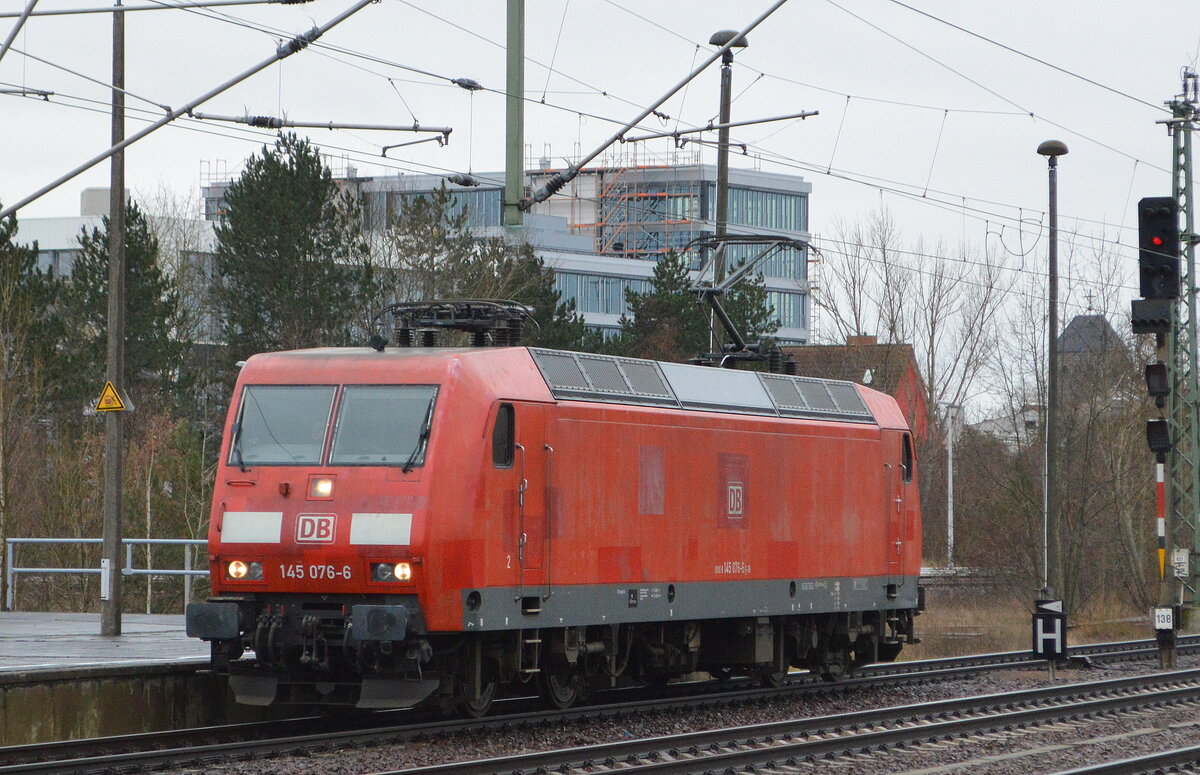 DB Cargo AG [D] mit  145 076-6  [NVR-Nummer: 91 80 6145 076-6 D-DB] am 08.02.22 Durchfahrt Bf. Flughafen BER - Terminal 5.