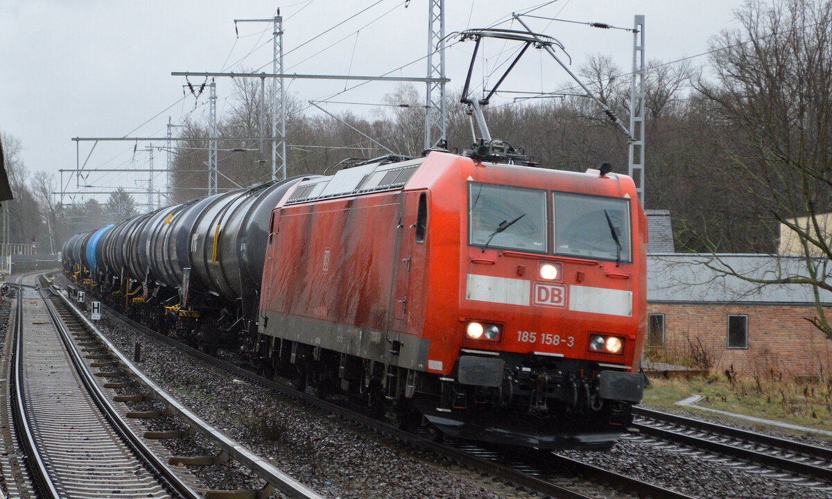 DB Cargo AG [D] mit  185 158-3  [NVR-Nummer: 91 80 6185 158-3 D-DB] und Kesselwagenzug mit Benzin am 16.02.22 Berlin Buch.