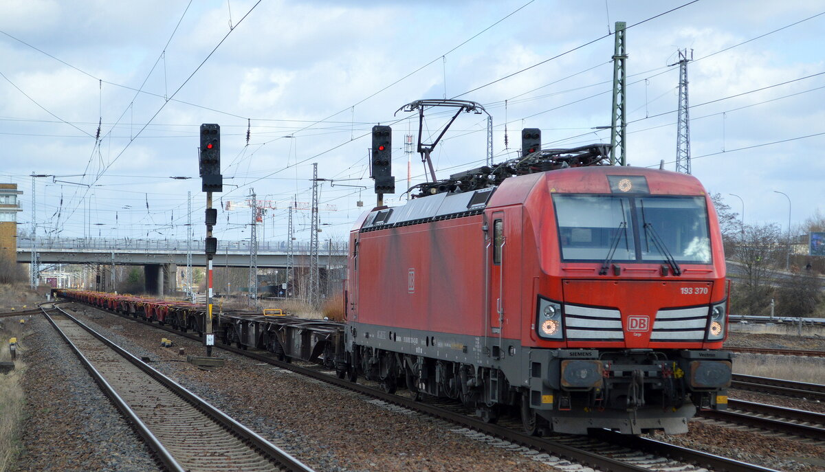 DB Cargo AG [D] mit  193 370  [NVR-Nummer: 91 80 6193 370-4 D-DB] und Containerzug (im Grunde leer bis auf einen Container) am 23.02.22 Durchfahrt Bf. Flughafen BER - Terminal 5.