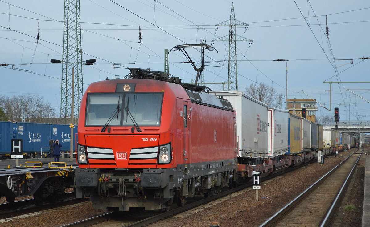 DB Cargo AG [D]  mit  193 359  [NVR-Nummer: 91 80 6193 359-7 D-DB] mit KLV-Zug aus Richtung Rostock-Seehafen kommend am 24.02.22 Durchfahrt Bf. Flughafen BER - Terminal 5.