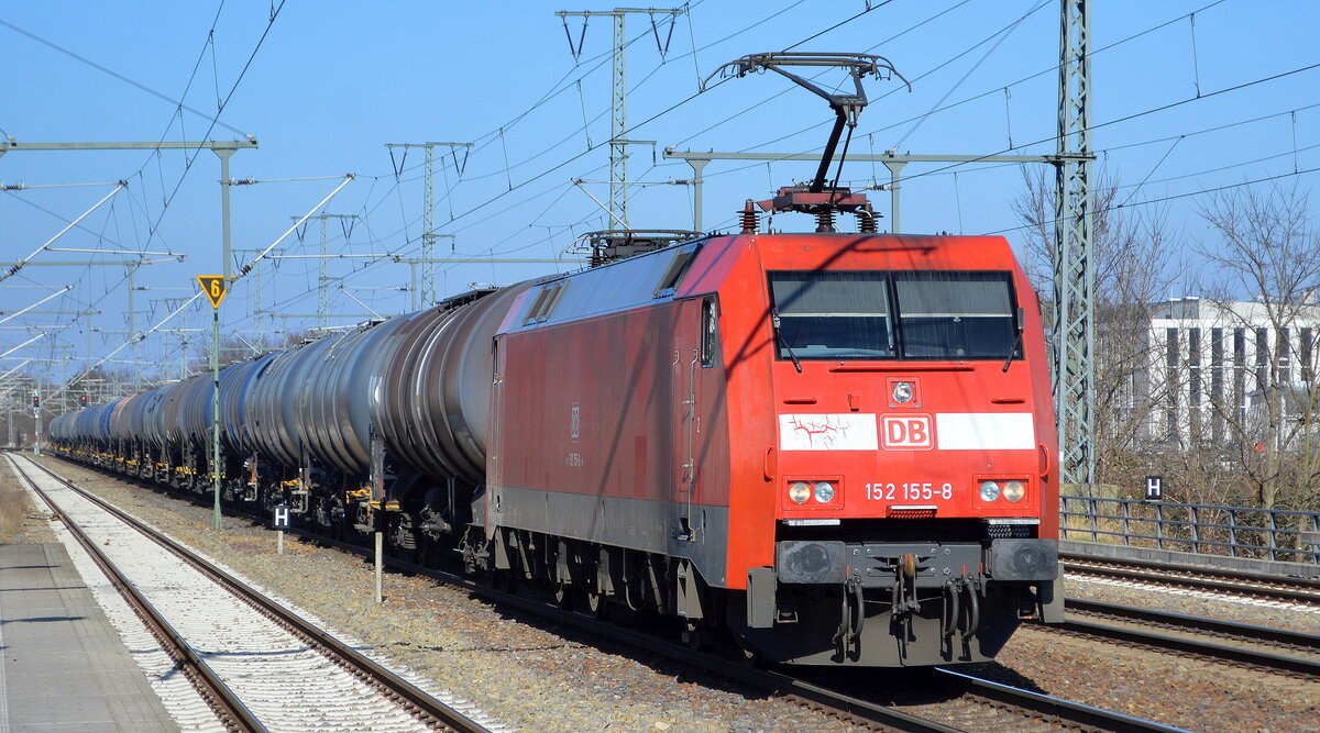 DB Cargo AG [D] mit  152 155-8  [NVR-Nummer: 91 80 6152 155-8 D-DB] und Kesselwagenzug (Benzin) am 28.02.22 Durchfahrt Bf. Golm (Potsdam).