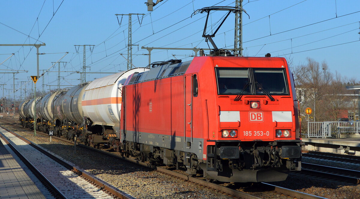 DB Cargo AG [D] mit  185 353-0  [NVR-Nummer: 91 80 6185 353-0 D-DB] und gemischten Kesselwagen Richtung Rbf. Seddin am 28.02.22 Durchfahrt Bf. Golm (Potsdam).