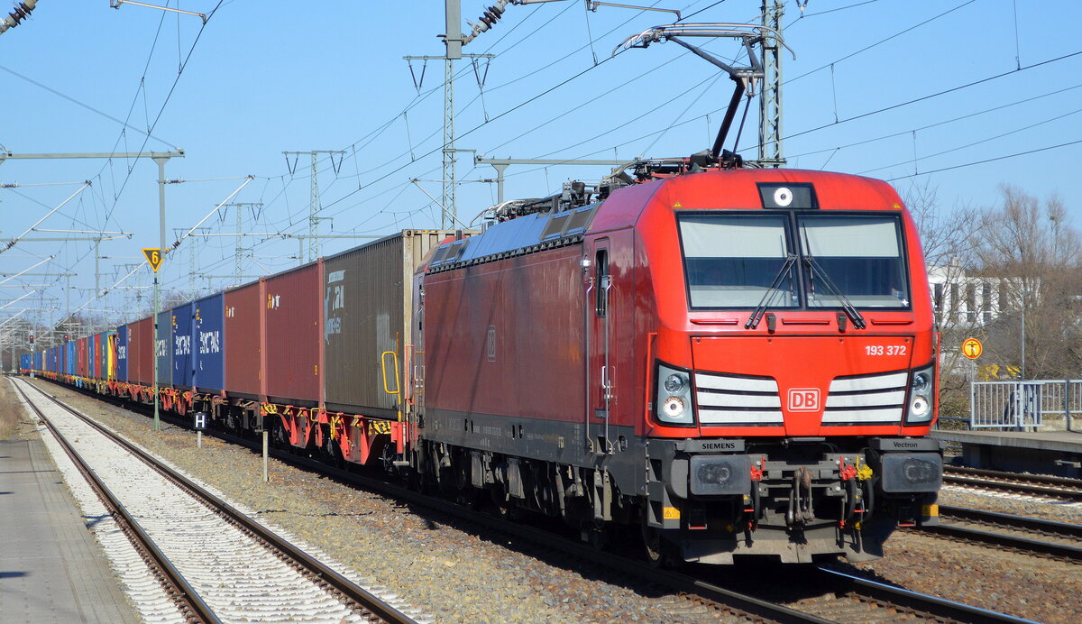 DB Cargo AG [D] mit  193 372  [NVR-Nummer: 91 80 6193 372-0 D-DB] und Containerzug am 01.03.22 Durchfahrt Bf. Golm (Potsdam).