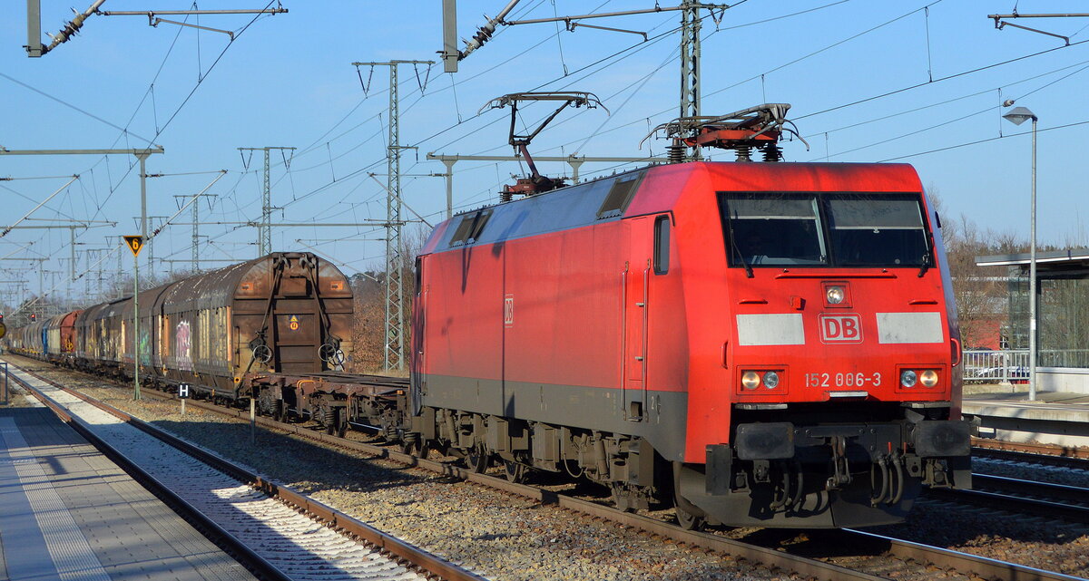 DB Cargo AG [D] mit  152 006-3  [NVR-Number: 91 80 6152 006-3 D-DB] und gemischtem Güterzug am 01.03.22 Durchfahrt Bf. Golm (Potsdam).