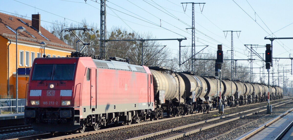 DB Cargo AG [D] mit  185 272-2  [NVR-Nummer: 91 80 6185 272-2 D-DB] und Kesselwagenzug am 28.02.22 Durchfahrt Bf. Golm (Potsdam).