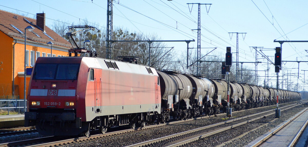 DB Cargo AG [D] mit  152 059-2  [NVR-Nummer: 91 80 6152 059-2 D-DB] und Kesselwagenzug am 01.03.22 Durchfahrt Bf. Golm (Potsdam).