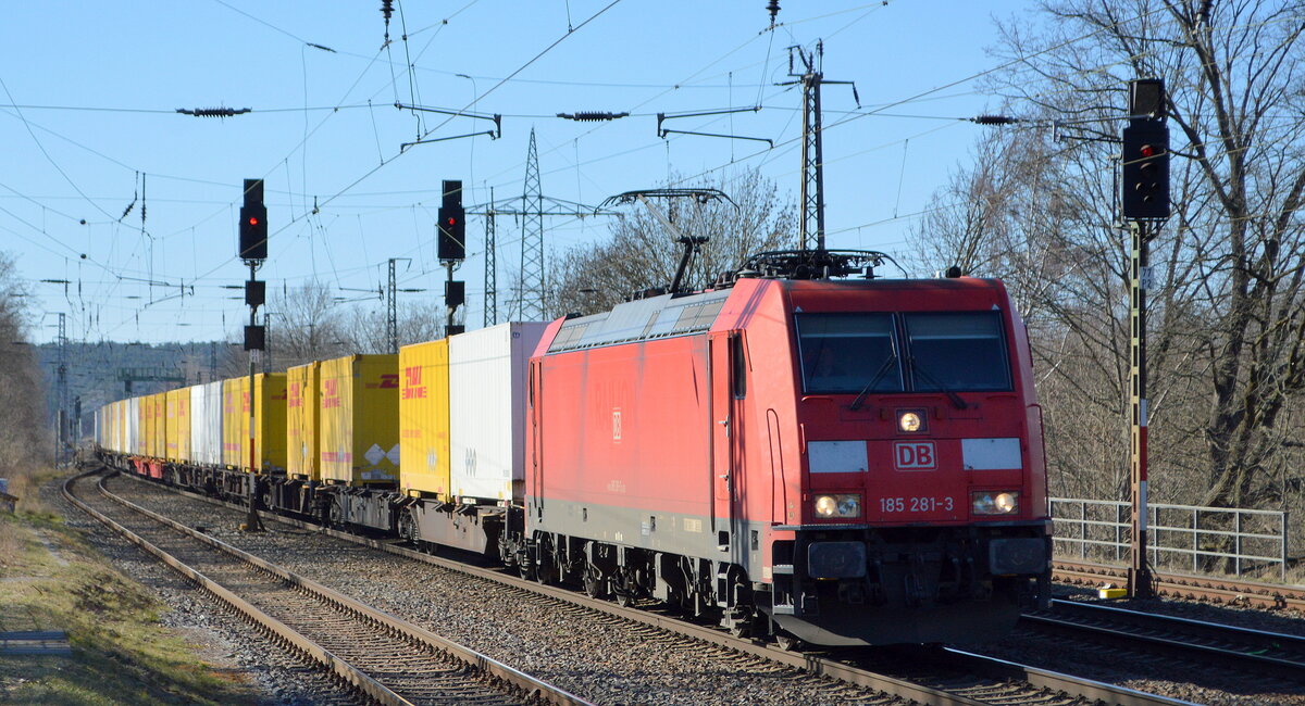 DB Cargo AG [D] mit  185 281-3  [NVR-Nummer: 91 80 6185 281-3 D-DB] und Containerzug Richtung DB Terminal Großbeeren am 09.03.22 Durchfahrt Bf. Saarmund.
