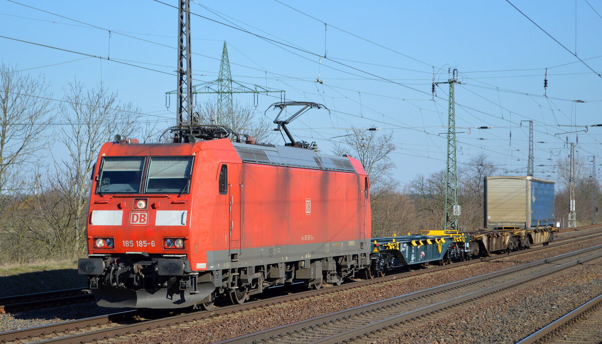 DB Cargo AG [D] mit  185 185-6  [NVR-Nummer: 91 80 6185 185-6 D-DB] und einem Übergabezug Richtung Rbf. Seddin am 09.03.22 Durchfahrt Bf. Saarmund.