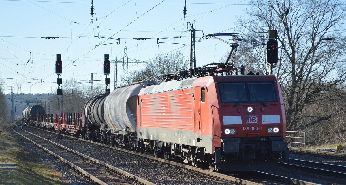 DB Cargo AG [D] mit  189 063-1  [NVR-Nummer: 91 80 6189 063-1 D-DB] und gemischtem Güterzug am 09.03.22 Durchfahrt Bf. Saarmund.