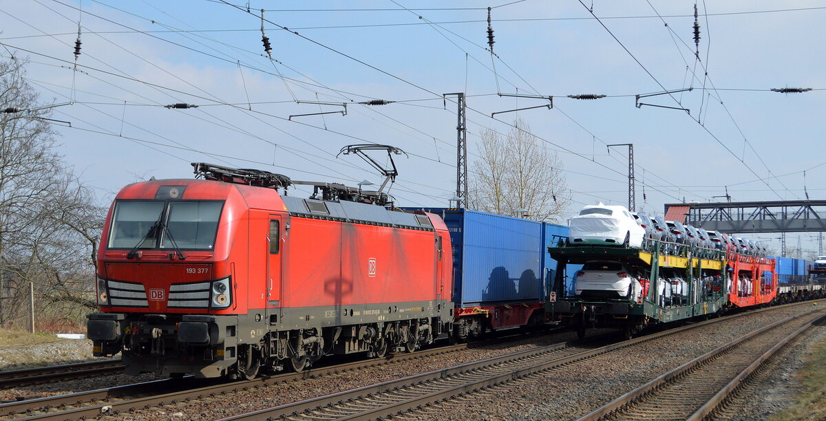 DB Cargo AG [D] mit  193 377  [NVR-Nummer: 91 80 6193 377-9 D-DB] und Containerzug am 10.03.22 Durchfahrt Bf. Saarmund.
