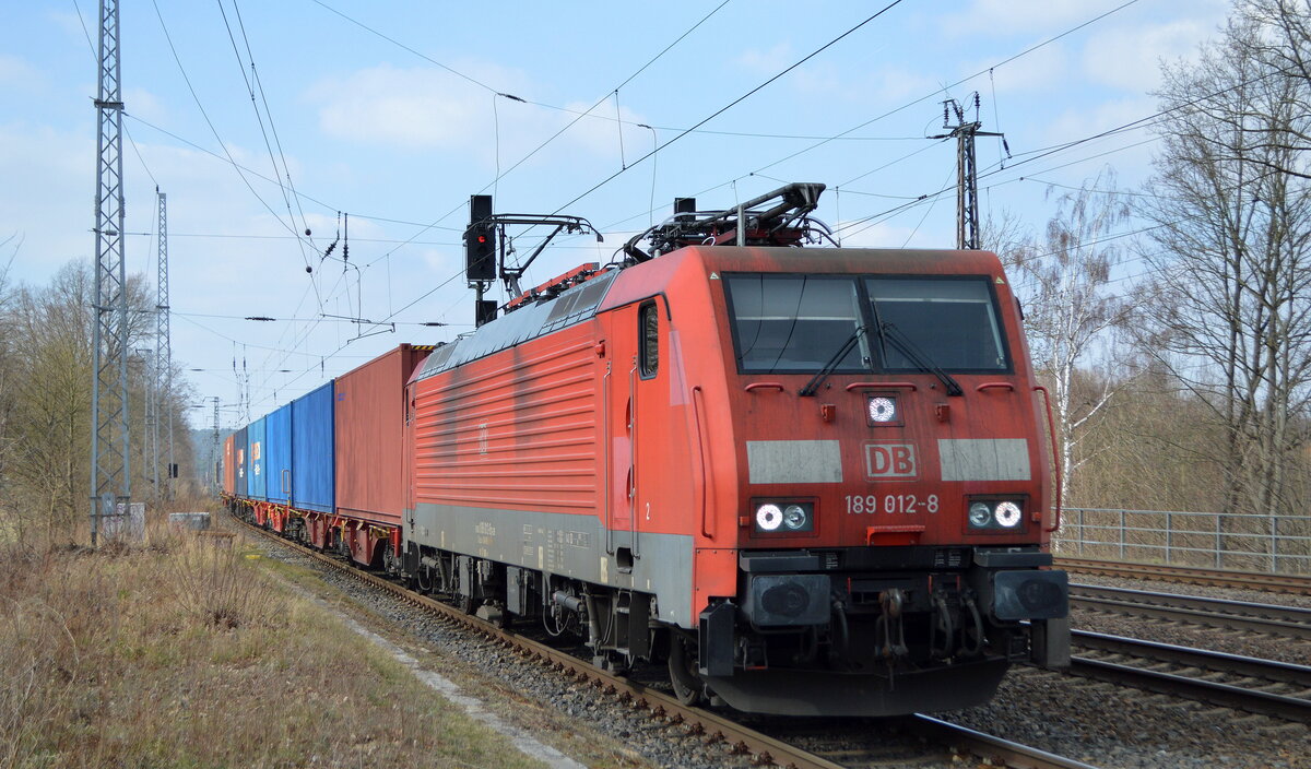DB Cargo AG [D] mit  189 012-8  [NVR-Nummer: 91 80 6189 012-8 D-DB] und Containerzug am 10.03.22 Durchfahrt Bf. Saarmund.