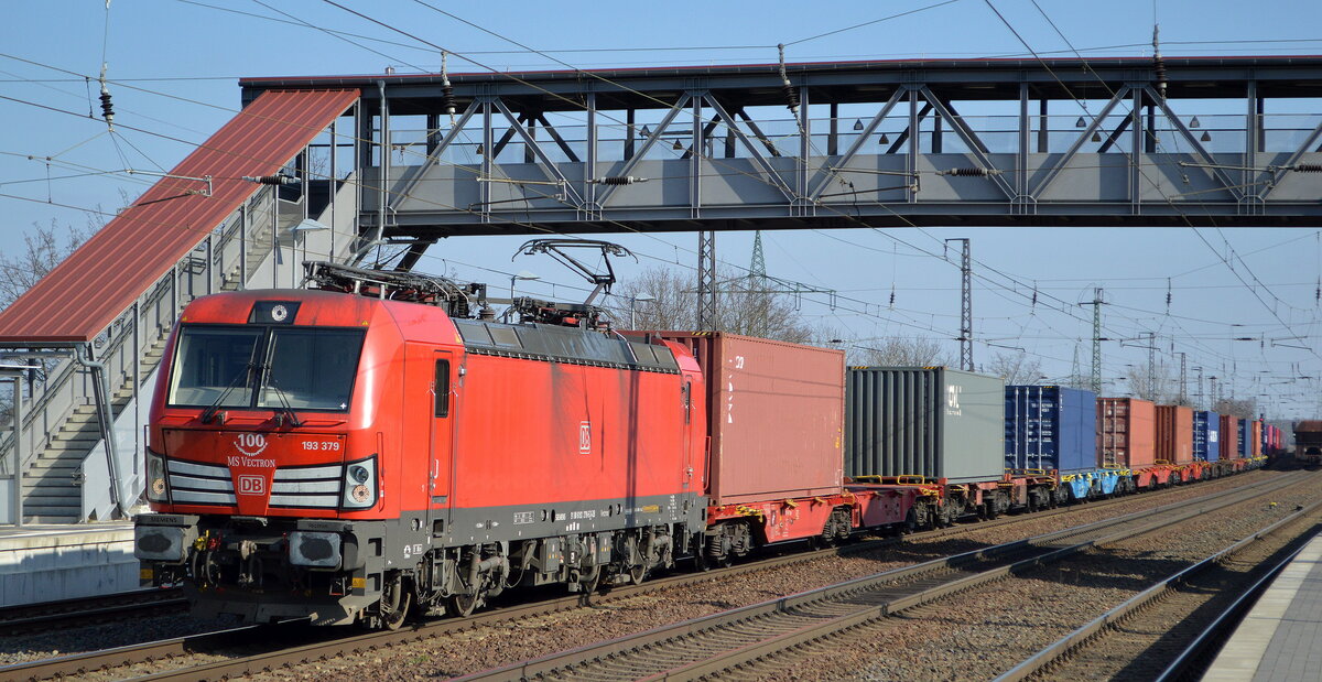 DB Cargo AG [D] mit  193 379  [NVR-Nummer: 91 80 6193 379-5 D-DB] und Containerzug am 10.03.22 Durchfahrt Bf. Saarmund.