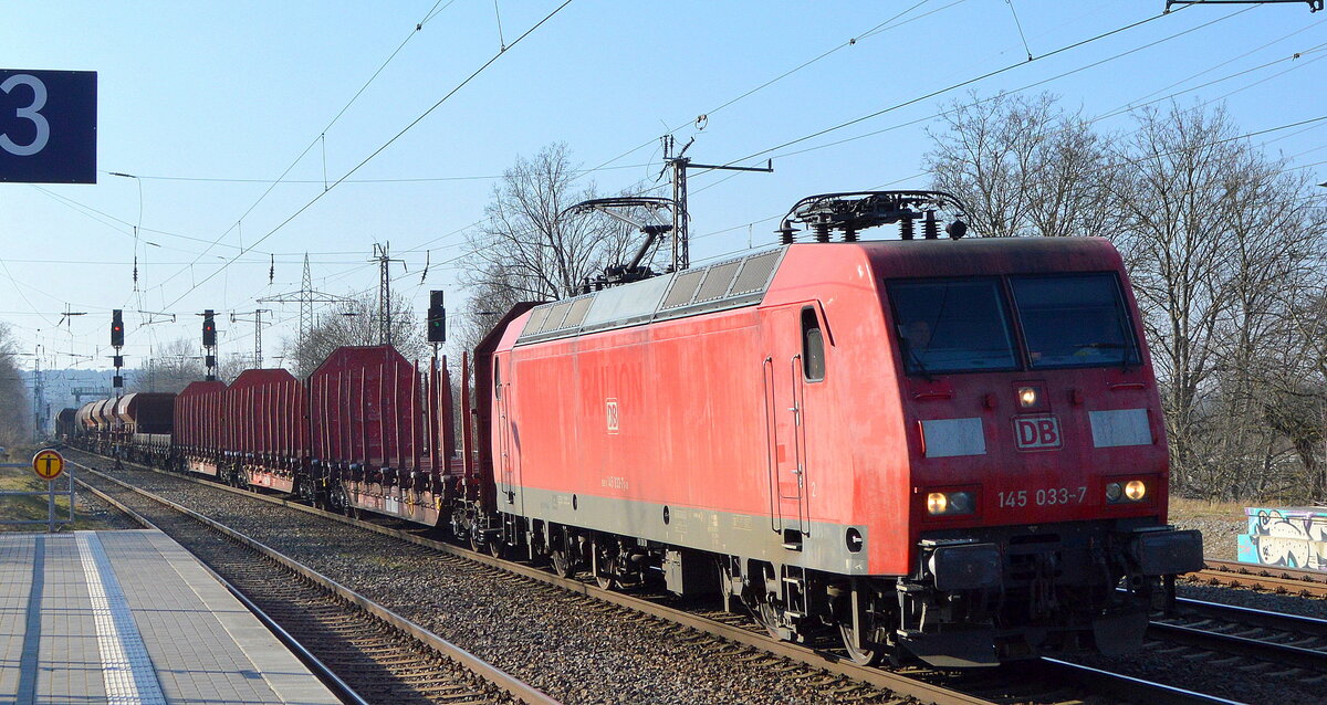 DB Cargo AG [D] mit  145 033-7  [NVR-Nummer: 91 80 6145 033-7 D-DB] und gemischtem Güterzug am 10.03.22 Durchfahrt Bf. Saarmund.